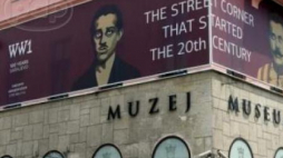 Postacie Gavrilo Principa i arcyksięcia Franciszka Ferdynanda na budynku Muzeum Sarajewa. Fot. PAP/EPA