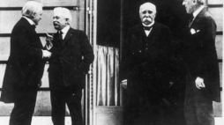 Od prawej: T. W. Wilson, G. Clemenceau, W. Orlando, G. D. Lloyd. Wersal, 1919.06.28. Fot. NAC 