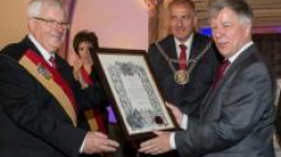 Prof. Jan Miodek odbiera tytuł honorowego obywatela Wrocławia. Fot. PAP/M. Kulczyński