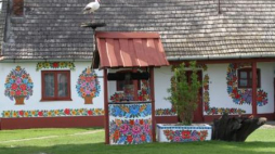 Tradycyjne malowanie domów i obejść w Zalipiu. Fot. PAP/J. Bednarczyk