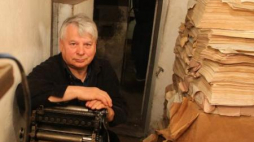 Marszałek Senatu Bogdan Borusewicz w opozycyjnej, podziemnej drukarni z czasów PRL. Fot. PAP/P. Wittman