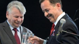 B. Borusewicz odebrał z rąk S. Mulla Nagrodę Wolności im. Jana Karskiego dla KOR. Fot. PAP/J. Turczyk