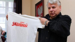 Marszałek Senatu Bogdan Borusewicz przekazuje pamiątki Europejskiemu Centrum Solidarności w Gdańsku. Fot. PAP/P. Wittman