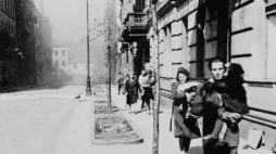  Ludność cywilna na ulicach miasta podczas powstania warszawskiego. Fot PAP/Reprodukcja