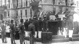 Uroczystości pogrzebowe po śmierci arcyksięcia Franciszka Ferdynanda i jego żony Zofii w zamachu w Sarajewie. Fot. NAC