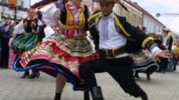 Taneczny korowód podczas XIII Światowego Festiwalu Polonijnych Zespołów Folklorystycznych. Fot. PAP/J. Paszkowski