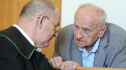Były gen. SB Władysław Ciastoń i jego obrońca na sali sądowej. Fot. PAP/R. Guz