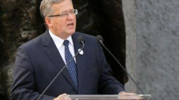 Prezydent RP Bronisław Komorowski przemawia przy Pomniku Powstania Warszawskiego na pl. Krasińskich. Fot. PAP/P. Supern 