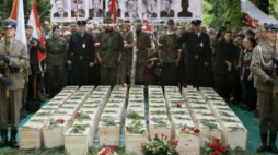 Uroczyste odprowadzenie na miejsce tymczasowego spoczynku szczątków ofiar komunizmu z tzw. Łączki. Fot. PAP/P. Supernak