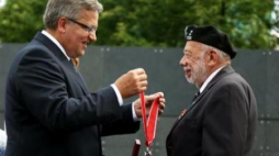 Zbigniew Galperyn odbiera Krzyż Komandorski Orderu Odrodzenia Polski. Fot. PAP/T. Gzell