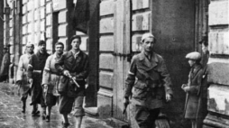 Pierwszy dzień powstania warszawskiego. Nz. patrol porucznika Stanisława Jankowskiego ps. Agaton. Fot. PAP/Reprodukcja