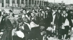 Polskie kobiety i dzieci wypędzone z Warszawy w niemieckim obozie przejściowym w Pruszkowie. Fot. Wikimedia Commons