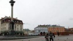 Plac budowy kontrowersyjnego biurowca u zbiegu ul. Podwale i Senatorskiej, niedaleko Kolumny Zygmunta. PAP/R. Pietruszka