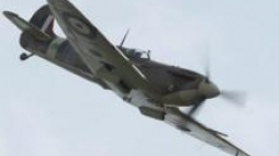 Legendarny Supermarine Spitfire podczas pikniku lotniczego Góraszka 2010. Fot. PAP/L. Szymański