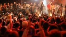 Finałowy utwór w wykonaniu wszystkich artystów podczas koncertu „Szalom na Szerokiej” w 2013 r. Fot. PAP/S. Rozpędzik