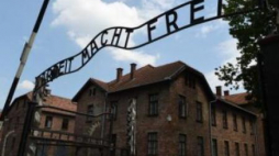 Brama byłego nazistowskiego obozu koncentracyjnego Auschwitz II-Birkenau. Fot. PAP/J. Bednarczyk