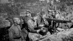 Żołnierze podczas Bitwy Warszawskiej. Fot. PAP/CAF