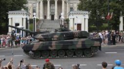 Defilada z okazji Święta Wojska Polskiego na ulicach Warszawy. Fot. PAP/R. Guz