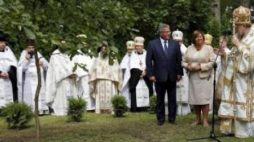Uroczystość zasadzenia dębu wolności na skwerze na św. Górze Grabarce. Fot. PAP/A. Reszko