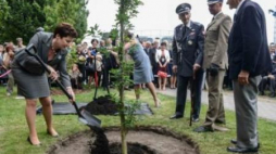 Uroczystość zasadzenia Drzewa Pamięci. Fot. PAP/J. Kamiński