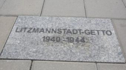Jedna z płyt oznaczających granice getta. Fot. PAP/M. Kliński