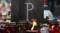 Znicze przed pomnikiem Gloria Victis na Wojskowych Powązkach. Fot. PAP/J. Turczyk