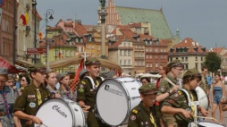 Defilada harcerzy uczestniczących w obchodach 70. rocznicy powstania warszawskiego. Fot. PAP/R. Pietruszk