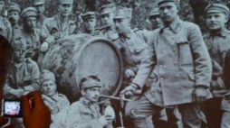 Wystawa „Legionowe kadry. Początki polskiego fotoreportażu wojennego”. Fot. PAP/J. Bednarczyk