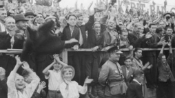 Kibice fetują gola strzelonego dla Polski. Mecz Polska-Węgry na stadionie Legii, 27 sierpnia 1939 r. Fot. NAC