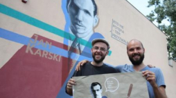 Artysta Marcin "Malik" Malicki (L) i koordynator projektu Łukasz Grajewski. Fot. PAP/L. Szymański