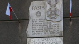 Uroczystości pod budynkiem PAST-y. Fot. PAP/T. Gzell Uroczystości pod budynkiem PAST-y. Fot. PAP/T. Gzell