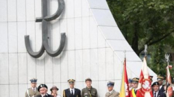 Uroczystości pod pomnikiem Polskiego Państwa Podziemnego i AK. Fot. PAP/L. Szymański
