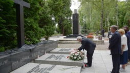 Uroczystość złożenia kwiatów na Powązkach. Fot. PAP/R. Pietruszka