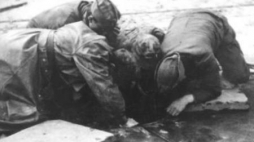 Powstańcy wychodzą z kanału na jednej z ulic Warszawy. Sierpień 1944 r. Fot. PAP/CAF/Archiwum