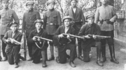 Grupa powstańców uczestniczących w I zrywie śląskim. Fot. NAC