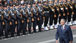 Prezydent RP Bronisław Komorowski w czasie obchodów święta Wojska Polskiego. Fot. PAP/R. Pietruszka
