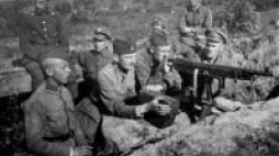 Warszawa 1920 r. Żołnierze przy stanowisku karabinów maszynowych podczas akcji w rejonie Radzymina. Fot. PAP/Archiwum