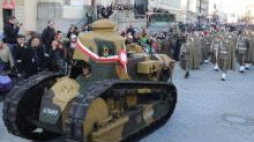 Czołg Renault FT-17 na czele marszu „Razem dla Niepodległej”. Stołeczny Trakt Królewski w 2013 r. Fot. PAP/G. Jakubowski