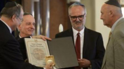 Zvi Rav-Ner, Stanisław i Jan Miernowscy, Antoni Mosingiewicz podczas uroczystości wręczenia odznaczeń. Fot. PAP/M. Obara
