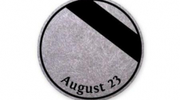 Przypinka „Remember. August 23”. Źródło: Europejska Sieć Pamięć i Solidarność Przypinka „Remember. August 23”. Źródło: Europejska Sieć Pamięć i Solidarność