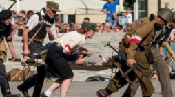 Inscenizacja walk i epizodów z powstania warszawskiego na Rynku we Wrocławiu. Fot. PAP/M. Kulczyński Inscenizacja walk i epizodów z powstania warszawskiego na Rynku we Wrocławiu. Fot. PAP/M. Kulczyński