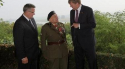 Prezydent Bronisław Komorowski, król Niderlandów Wilhelm Aleksander i płk Zdzisław Picheta. Fot. PAP/L. Szymńański  