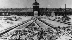 Brama wjazdowa do KL Auschwitz-Birkenau. Styczeń 1945 r. Źródło: IPN