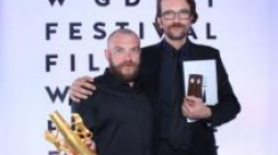 Reżyser filmu "Bogowie" Łukasz Palkowski i laureat nagrody za pierwszoplanową rolę Tomasz Kot. Fot. PAP/P. Wittman
