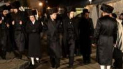 Ortodoksyjni Żydzi z doroczną pielgrzymką do grobu cadyka Elimelecha Weissbluma w Leżajsku. Fot. PAP/D. Delmanowicz