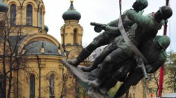 Demontaż tzw. pomnika "czterech śpiących" w 2011 r. w związku z budową II linii metra w stolicy. Fot. PAP/A.Hrechorowicz