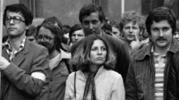 Władysław Frasyniuk (P) na marszu przeciw przetrzymywaniu więźniów politycznych. Maj 1981 r. Fot. PAP/CAF/A. Hawałej