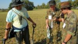  Archeolodzy i detektoryści na polach grunwaldzkich. Fot. PAP/T. Waszczuk