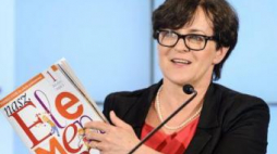Minister edukacji Joanna Kluzik-Rostkowska z podręcznikiem „Nasz elementarz”. Fot. PAP/J. Kamiński