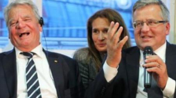 Prezydenci Joachim Gauck i RP Bronisław Komorowski podczas debaty z polsko-niemiecką grupą młodzieży. Fot. PAP/P.Wittman